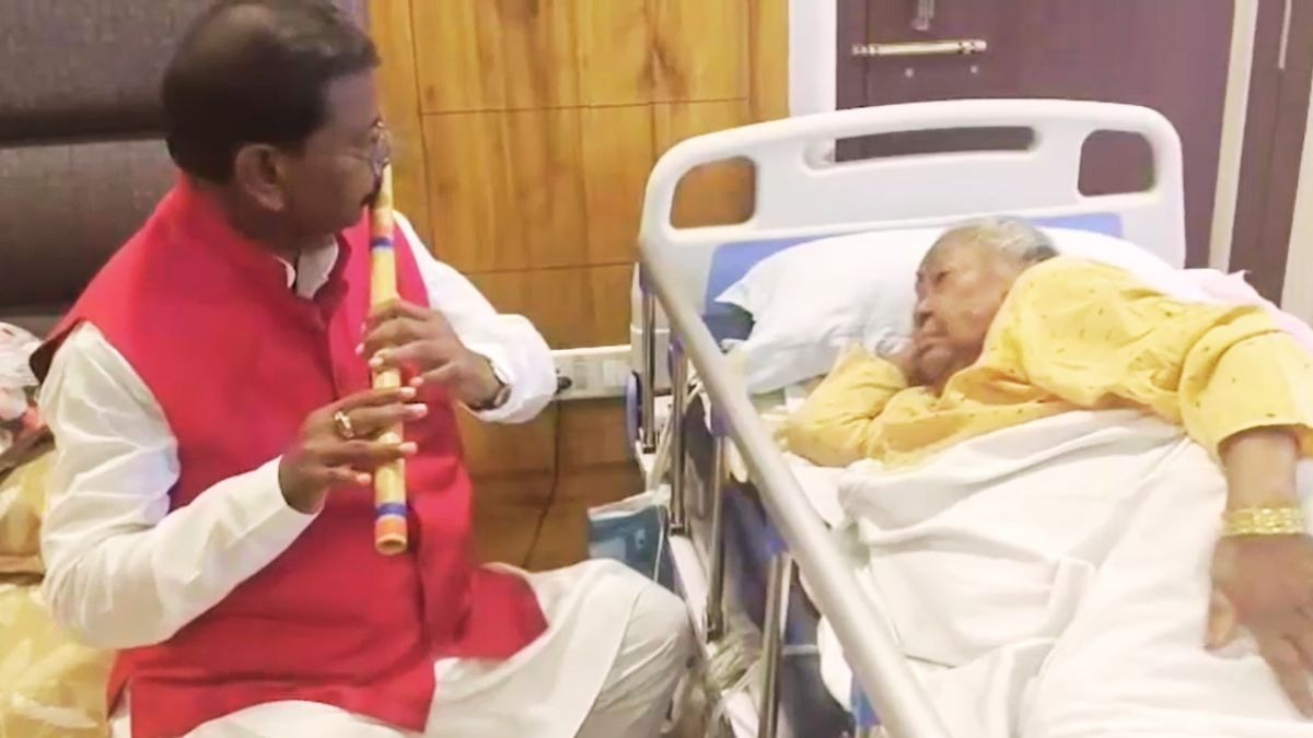 अर्जुन मुंडा को आशीर्वाद देने लगीं मां. (Photo: Screengrab)