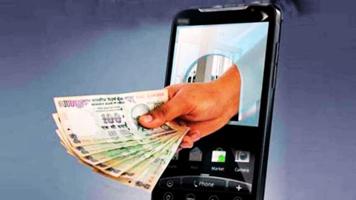 अपने मोबाइल पर बैंक का मैसेज देख दंग रह गया युवक. (Photo: Representational)