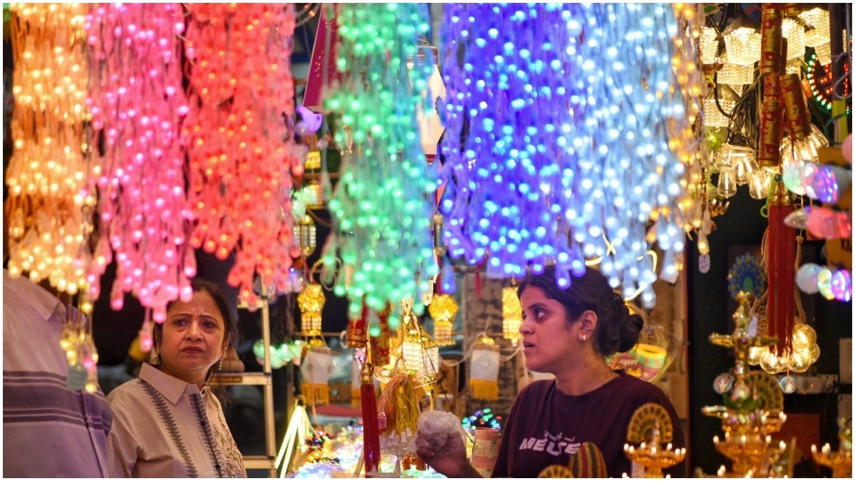 दिवाली की डेकोरेशन लाइट्स की प्राइज 18 रुपये में शुरू है. (Photo: PTI)