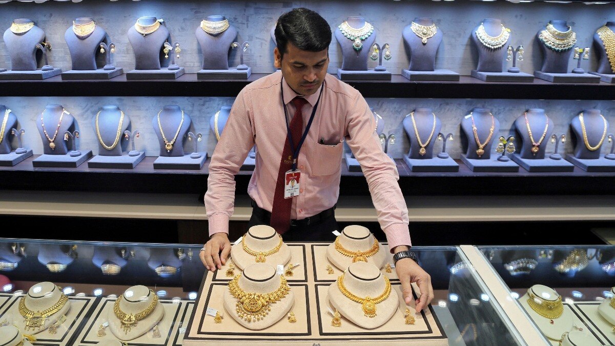 Gold-Silver Price: ग्लोबल मार्केट में सोना 3.4% टूटा, भारत में भाव ऊंचे या गिरावट? ये रहा 22-24 कैरेट का रेट