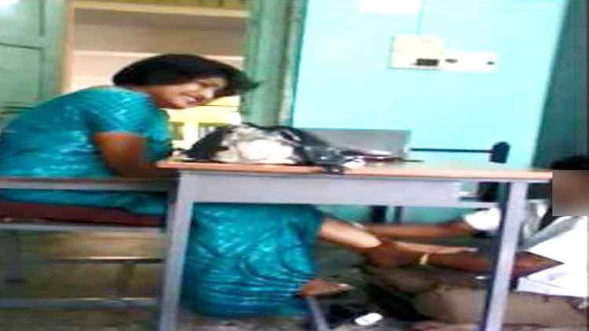 दिव्यांग विद्यार्थी से पैरों पर मालिश करवाती महिला टीचर