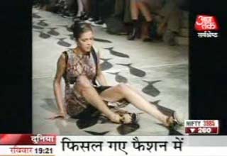 ऊंची हील के कारण रैंप पर फिसली मॉडल