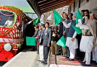 घाटी में सरपट दौड़ती रेलगाड़ी