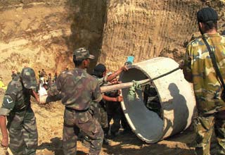 बोरवेल में गिरे सोनू को बचाने में जुटे सेना के जवान