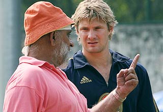 बिशन सिंह बेदी, साथ में आस्ट्रेलियाई खिलाड़ी शेन वॉटसन