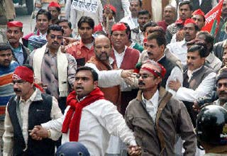 समाजवा‍दी पार्टी कार्यकर्ताओं का हंगामा