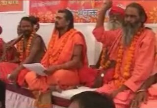 धरने पर साधु-संत