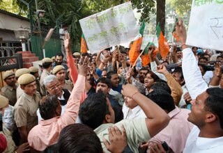 भाजपा मुख्‍यालय पर धरना