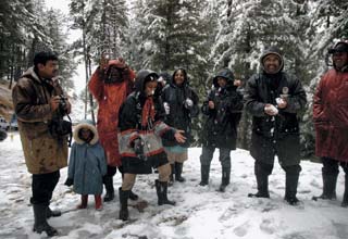 गुलमर्ग में बर्फबारी का आनंद लेते स्थानीय लोग