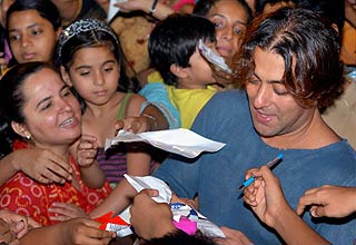 सलमान ने बच्चों के संग मनाया बाल दिवस