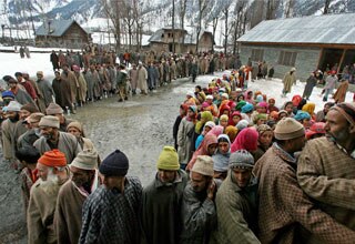 मतदान के लिए पंक्ति में खड़ी महिलाएं