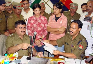 गिरफ्त में आई 'मिस मेरठ'