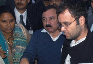 अमेठी में एक महिला के हालात देख हिल गए राहुल गांधी