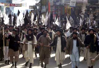 स्‍वात घाटी में रैली निकालते लोग