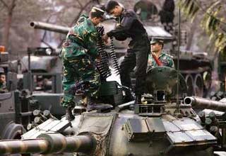 तोप के साथ बांग्‍लादेश के सैनिक