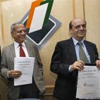 चुनाव की घोषणा करते चुनाव आयोग