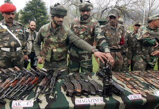 आतंकियों से बरामद हथियार के साथ सेना के जवान