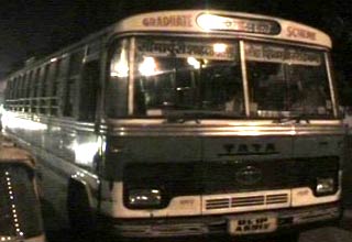 लूटी गई बस