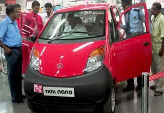 शो रुम में पहुंची टाटा नैनो