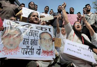 टायटलर के खिलाफ कोर्ट के बाहर प्रदर्शन