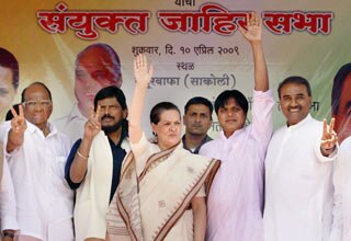 अपने सहयोगी दल के नेताओं के साथ सोनिया गांधी