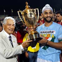 अजलान शाह ट्रॉफी के साथ संदीप सिंह