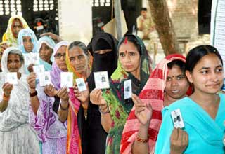 कतार में खड़े मतदाता