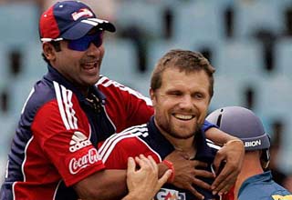 जीत का जश्‍न मनाते खिलाड़ी