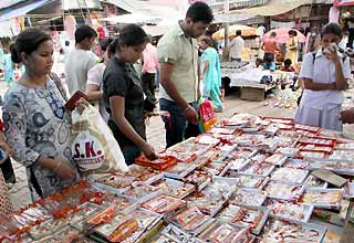 राखी की खरीददारी करते लोग