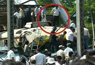 मुंबई में रेलवे ट्रैक पर हादसा