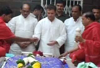 Rahul Gandhi prays at Shirdis Saibaba shrine