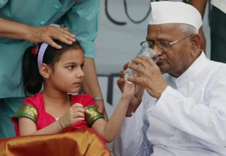 अन्ना हजारे ने अनशन तोड़ा