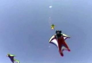 विंगसूट और ग्‍लाइडर की रेस