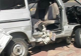 2 कारों के बीच टक्‍कर