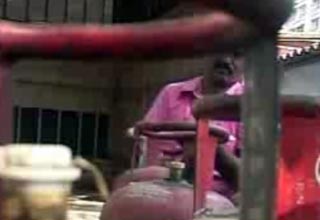 खुलेआम गैस चोरी