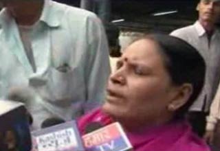 शिक्षामंत्री पर इसी महिला का गुस्‍सा फूटा