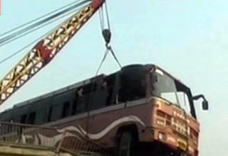 पुल तोड़ हवा में लटकी बस