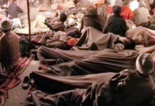 नेशनल हाईवे पर लेटे किसान