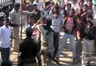 पुलिस और पब्लिक के बीच घमासान