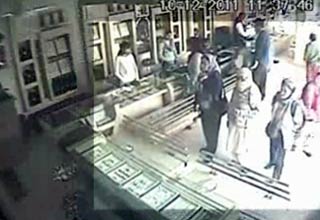 शोरूम में चोरी