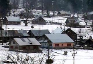 बर्फ की सफेद चादर और खाली घर