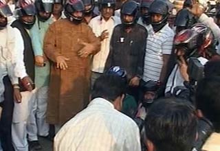 हेलमेट पहने कांग्रेस पार्षद