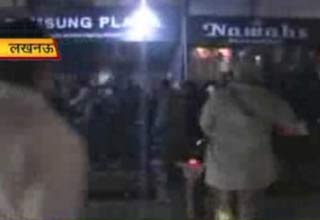 लखनऊ में लाठीचार्ज