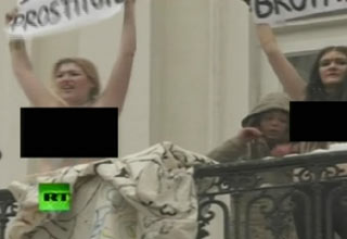 युवतियों का टॉपलेस विरोध-प्रदर्शन