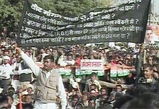 राहुल को दिखाए काले झंडे