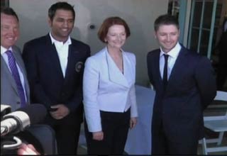 जुलिया गिलार्ड के साथ धोनी और क्‍लार्क