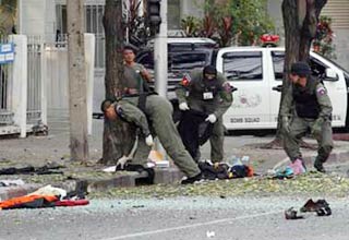 विस्‍फोट स्‍थल पर छानबीन करते सुरक्षाकर्मी