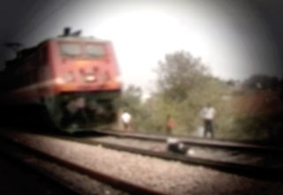 रेल पर पड़ा रहा युवक