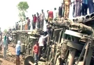 दून एक्‍सप्रेस दुर्घटनाग्रस्‍त