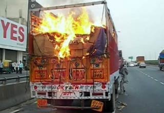 ट्रक में लगी आग